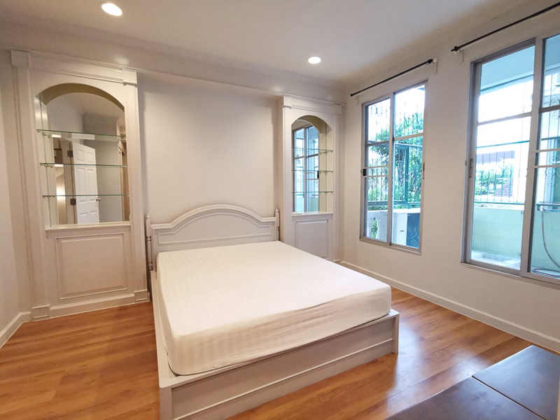 ให้เช่าทาวน์เฮ้าส์ 3.5 ชั้น บ้านกลางกรุง แกรนด์ เวียนนา พระราม 3 270 ตรม. เช่า 46,000 บ/ด