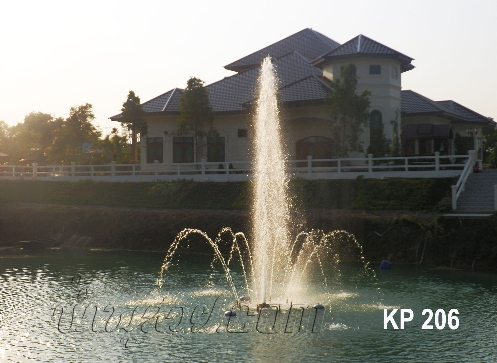 ชุดน้ำพุทุ่นลอย ดอกชบากลีบใหญ่ ที่ บ้านคุณเพ็ญรุ่ง ปราจีนบุรี