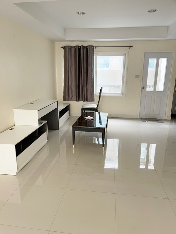 ให้เช่าทาวน์โฮม ย่านวิภาวดี พื้นที่ 24 ตรว. 4 ห้องนอน เช่า 38,000 บ/ด