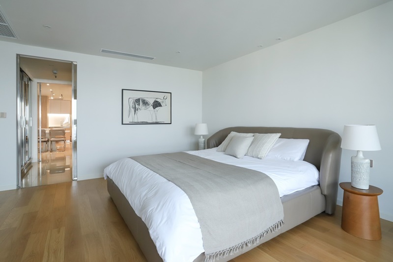 ขายคอนโด สเตท ทาวเวอร์ คอนโดมิเนียม พื้นที่ 68 ตรม. 1 ห้องนอน ขาย 7.4 ล้านบาท