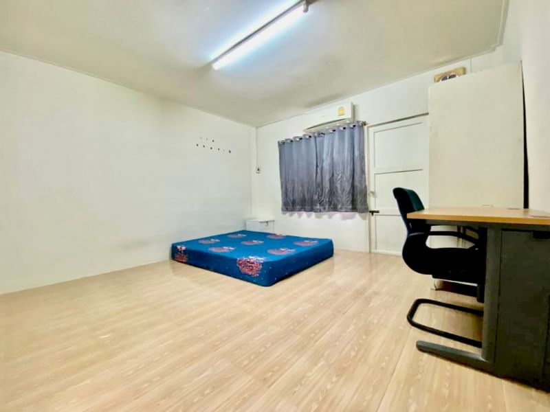 ขายทาวน์เฮ้าส์ 2 ชั้น ย่านศรีนครินทร์ พื้นที่ 16 ตรว. 2 ห้องนอน ขาย 2.5 ล้านบาท