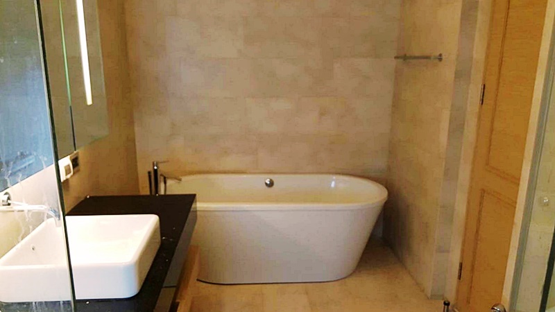 ขาย/ให้เช่าคอนโด ศาลาแดง เรสซิเด้นซ์ 101 ตรม. 2 ห้องนอน เช่า 55,000 บ/ด ขาย 2.6 ล.