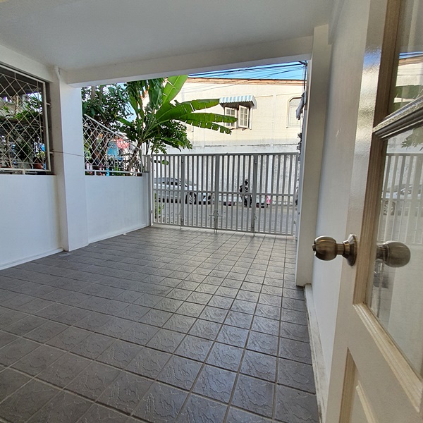 ให้เช่าทาวน์เฮ้าส์ 2 ชั้น ย่านติวานนท์ พื้นที่ 17 ตรว. 2 ห้องนอน เช่า 12,000 บ/ด