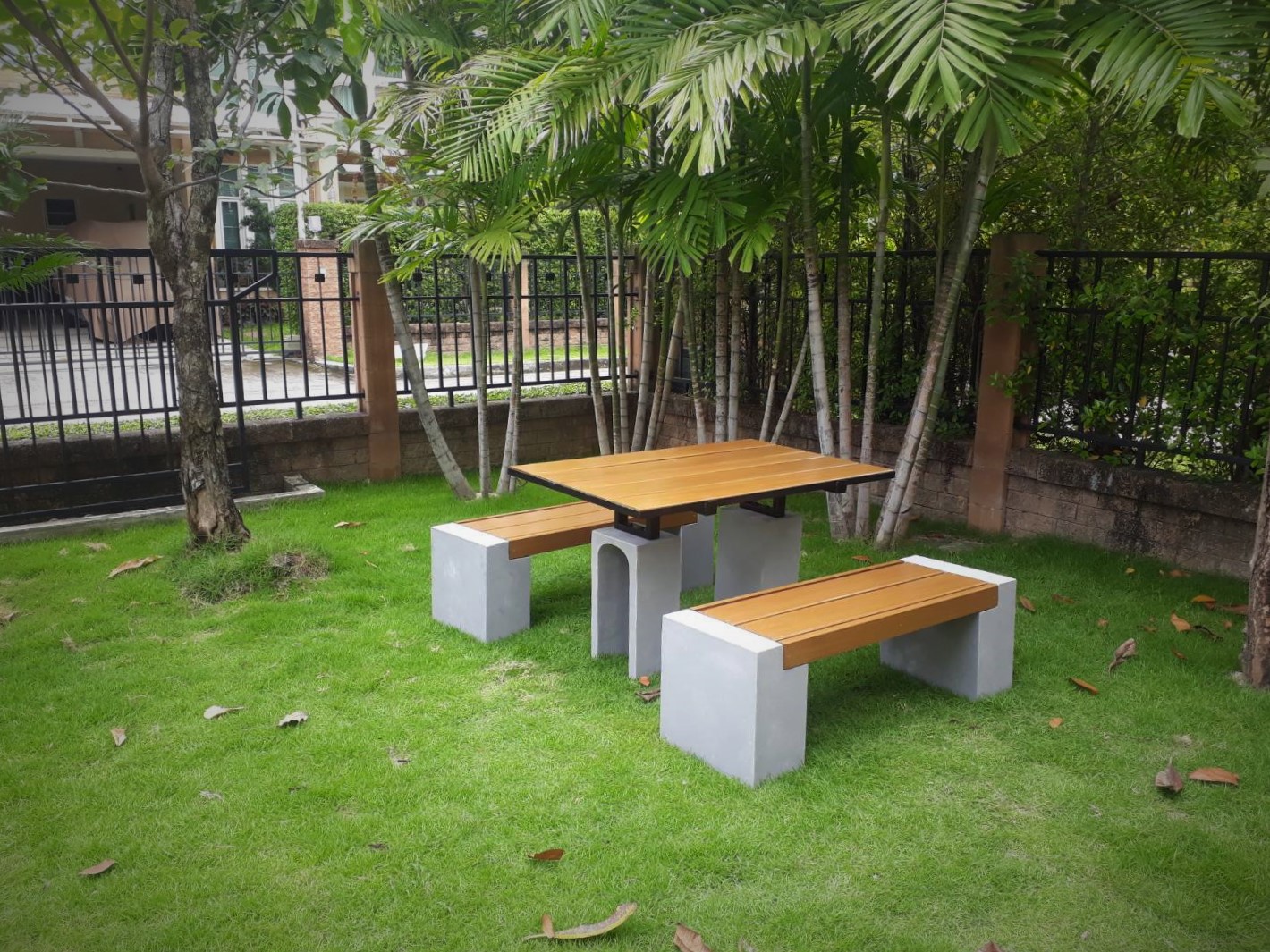 ม้านั่งสนาม รุ่นบล็อคระแนงเรียบ ไม้ไฟเบอร์ซีเมนต์ สีไม้สัก