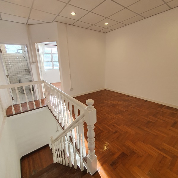 ให้เช่าทาวน์เฮ้าส์ 2 ชั้น ย่านติวานนท์ พื้นที่ 17 ตรว. 2 ห้องนอน เช่า 12,000 บ/ด