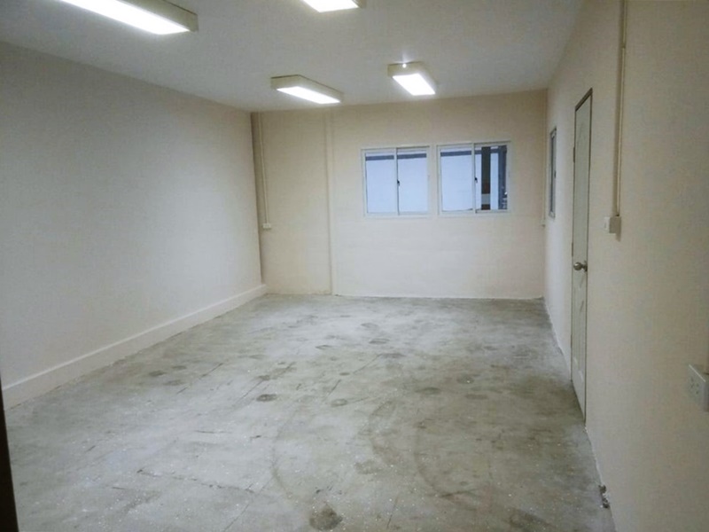 ให้เช่าโกดังสินค้า ย่านอ่อนนุช พื้นที่ 580, 680, 850 ตรม. เช่า 160-180 บาท/ตรม.