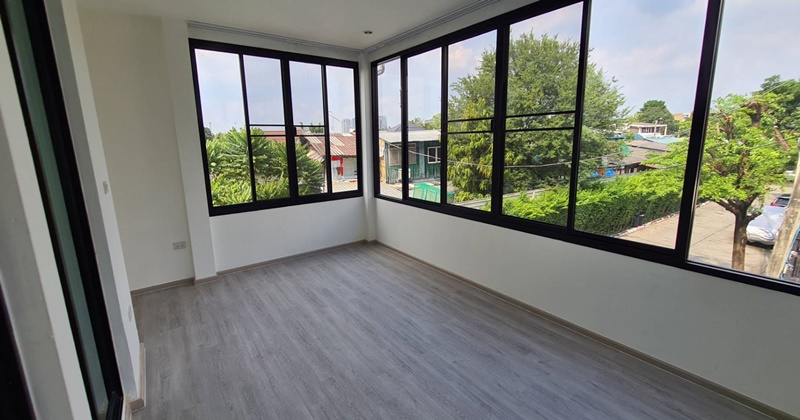 ขายทาวน์โฮม 3 ชั้น ย่านสุขุมวิท พื้นที่ 52.8 ตรว. 2 ห้องนอน ขาย 13 ล้านบาท