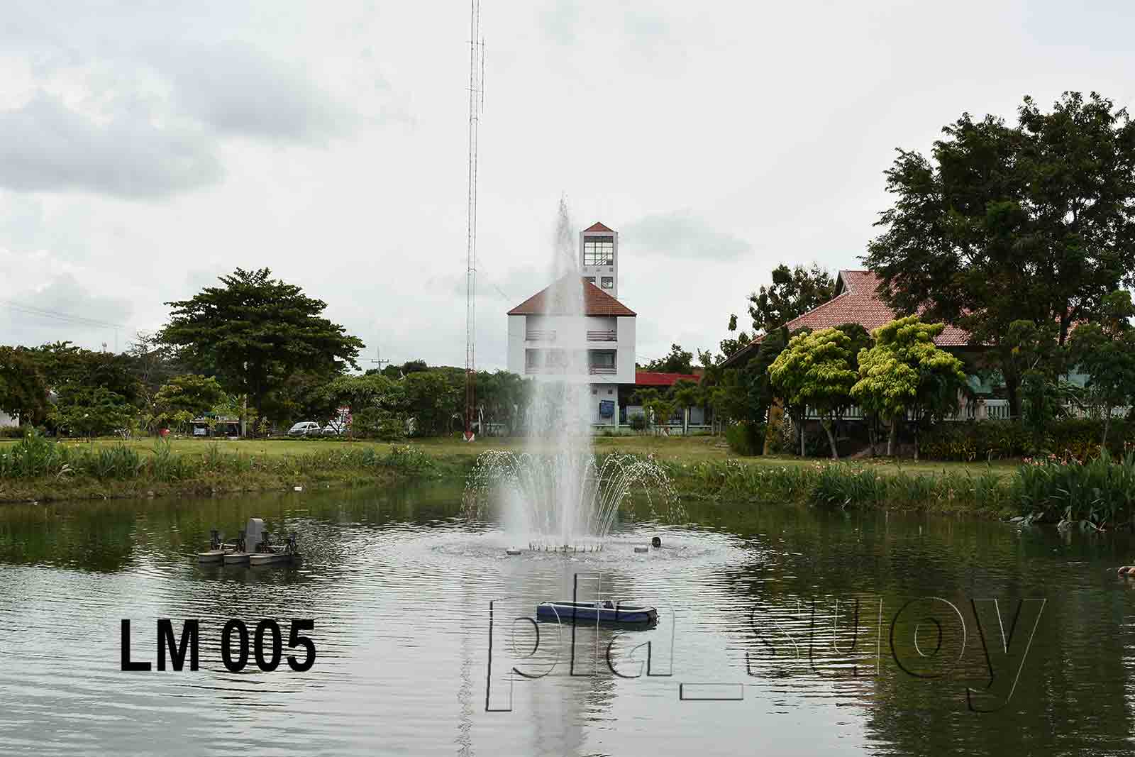 น้ำพุทุ่นลอยดอกชบา ที่เทศบาลเมืองแหลมฉบัง