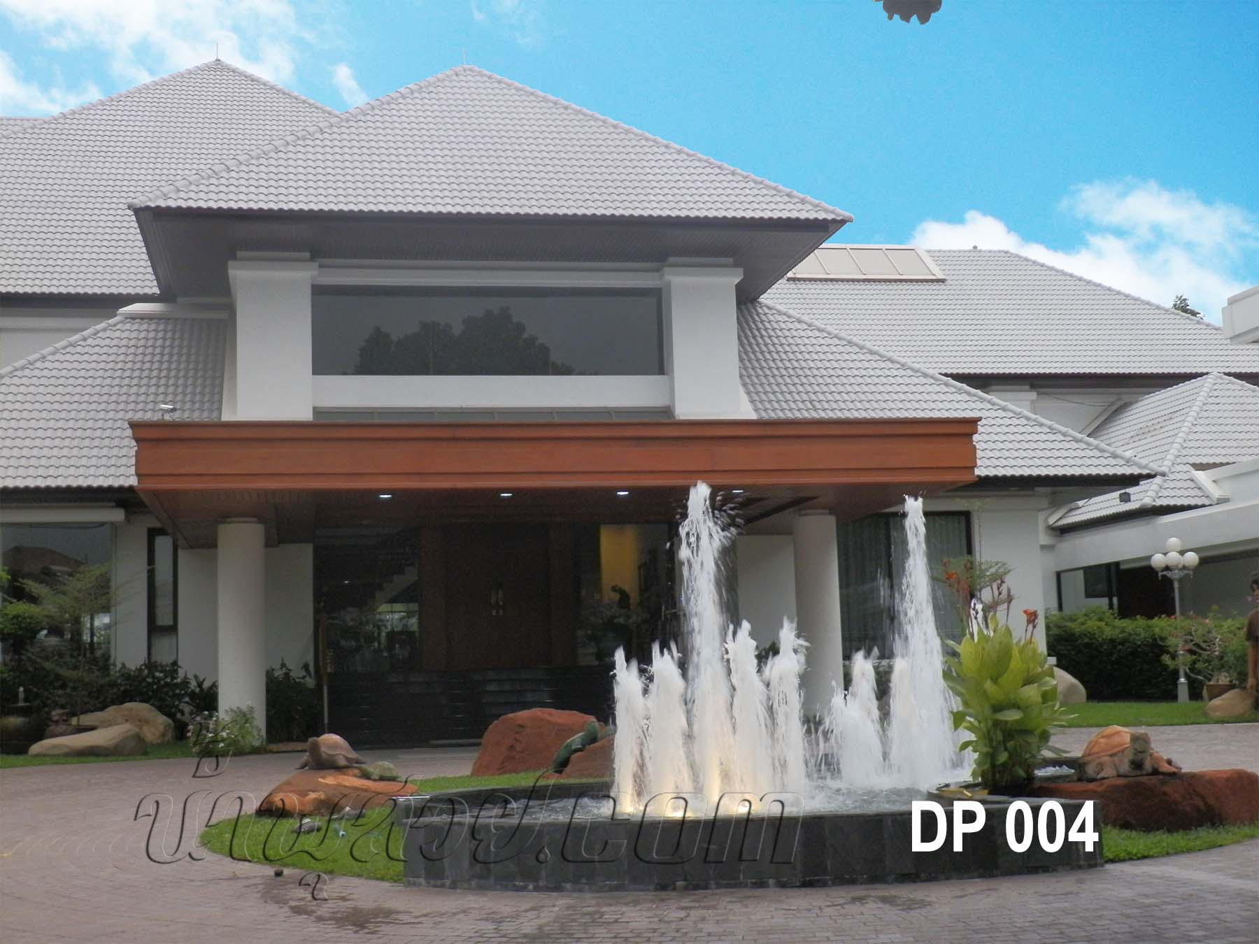 บ่อน้ำพุ ฟรีฟอร์ม หน้าบ้าน ดร.พิชนี ที่บ้านเมืองเอก