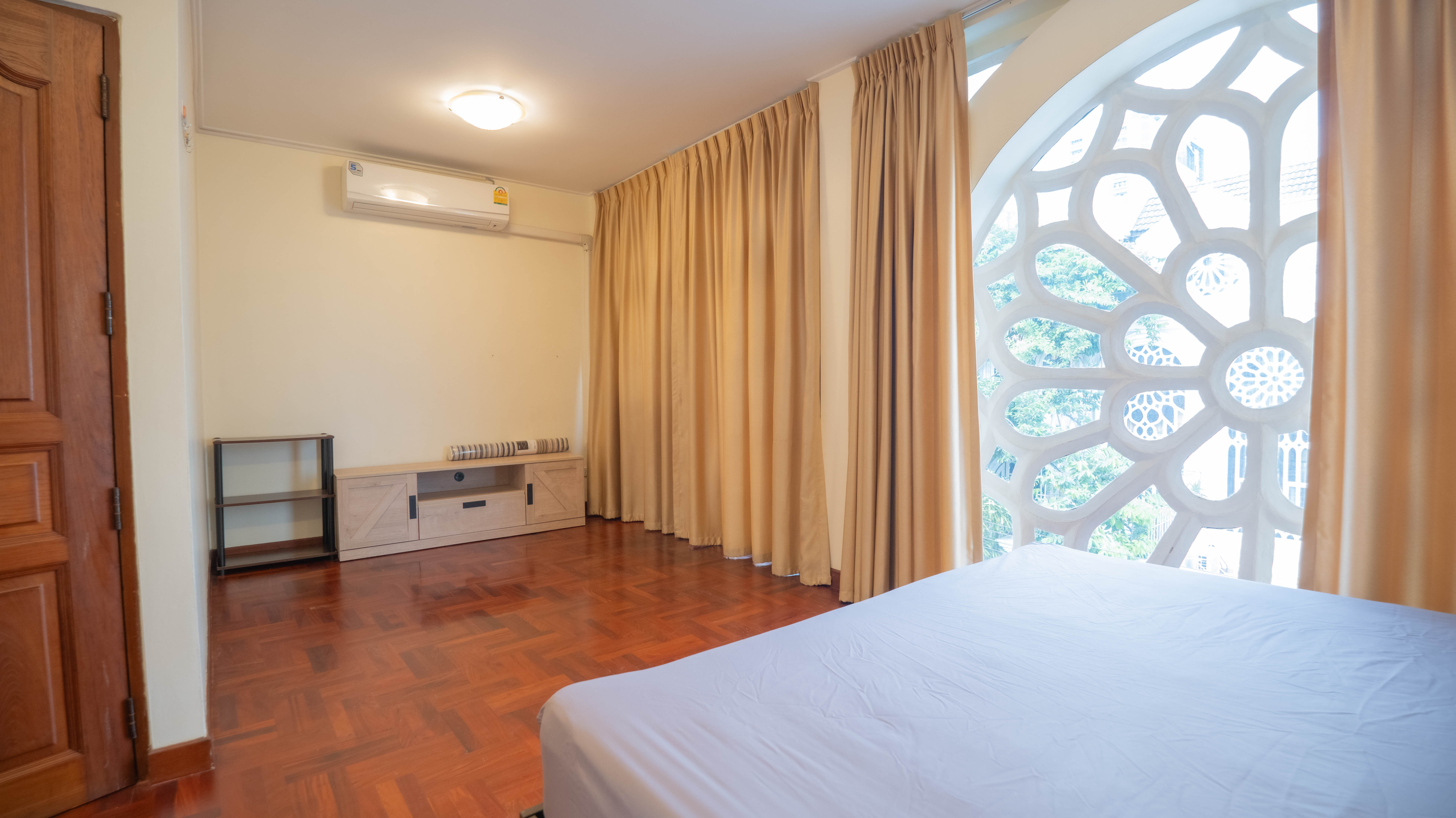 ให้เช่าทาวน์เฮ้าส์ 4 ชั้น ย่านเอกมัย 26 พื้นที่ 24 ตรว. 5 ห้องนอน เช่า 50,000 บ/ด