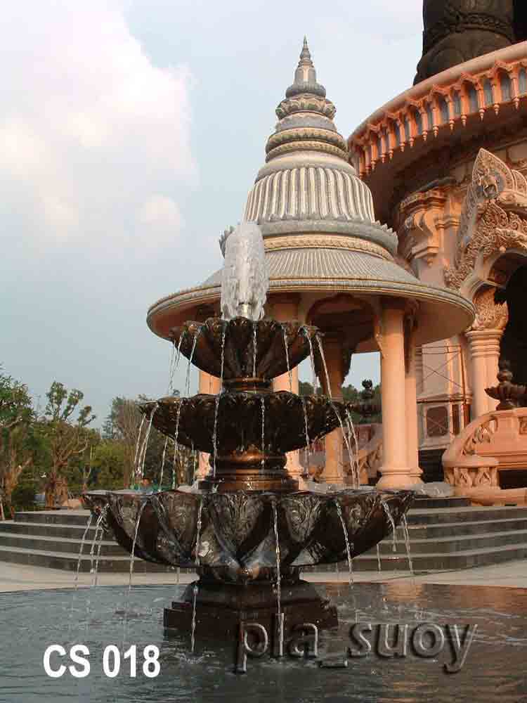 พานน้ำพุ ประดับด้านหน้าช้าง 3 เศียร