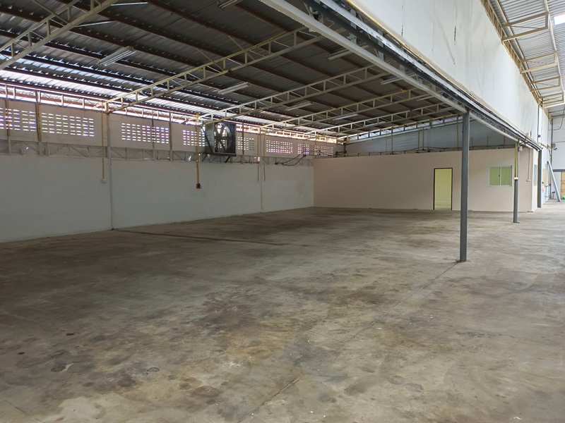 ให้เช่าโกดังสินค้า ย่านสวนหลวง พื้นที่ 400, 450 ตรม. เช่า 180 บาท/ตรม.