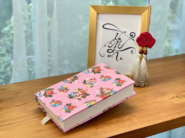 ปกผ้าเคลือบกันน้ำ พื้นชมพู ลายชมพูช่อกุหลาบกลางส้มฟ้า ขนาด 8" ( Pocket Book )