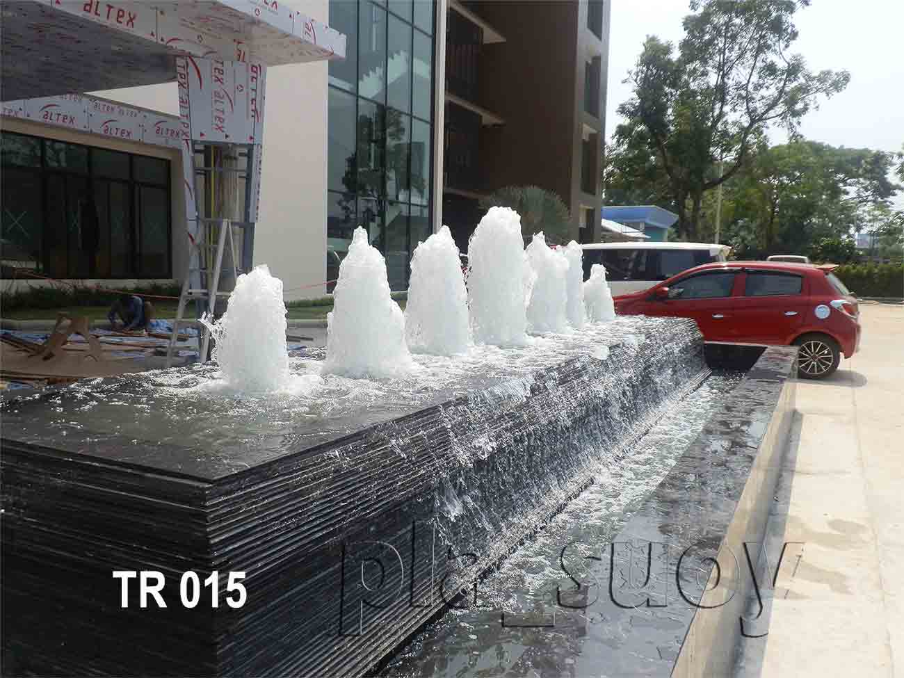 บ่อน้ำพุ หน้าโรงแรม The River ที่ จ.นครพนม