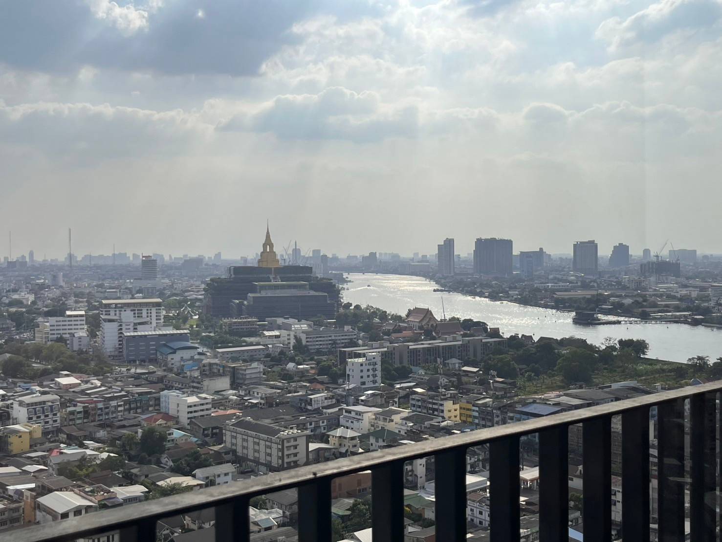 ให้เช่าคอนโด เดอะ ทรี อินเตอร์เชนจ์ พื้นที่ 36 ตร.ม. 1 ห้องนอน ชั้นสูง