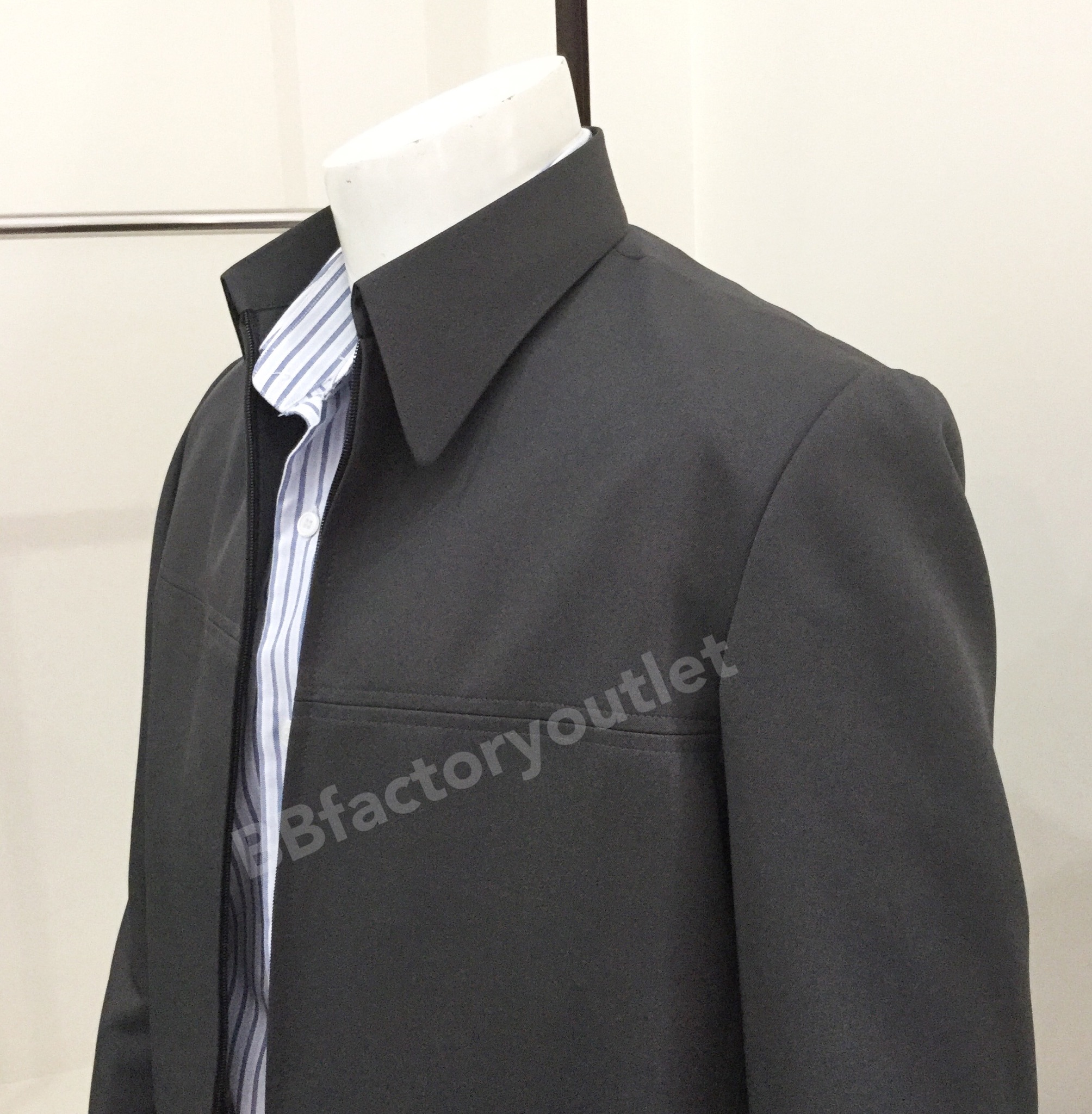 เสื้อคลุมสูทสีเทาแกมเขียว (แบบต่ออกรางน้ำ)