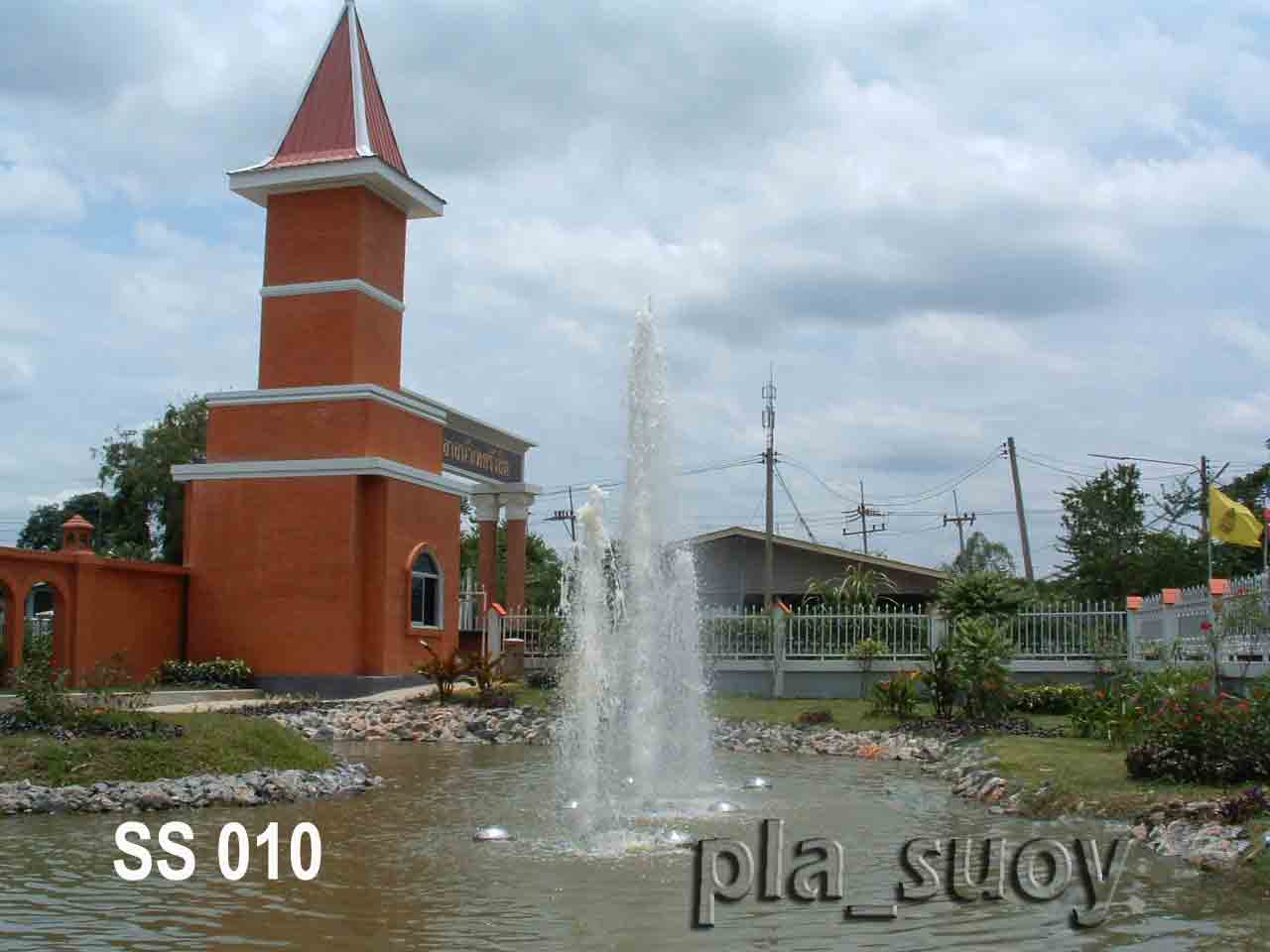 น้ำพุทุ่นลอย ทรงต้นสน 3 หัว