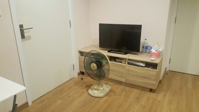 ให้เช่าคอนโด เดอะ ทรี อินเตอร์เชนจ์ พื้นที่ 22 ตร.ม. ห้องคูเปอร์ เช่า 7,500 บาท/เดือน