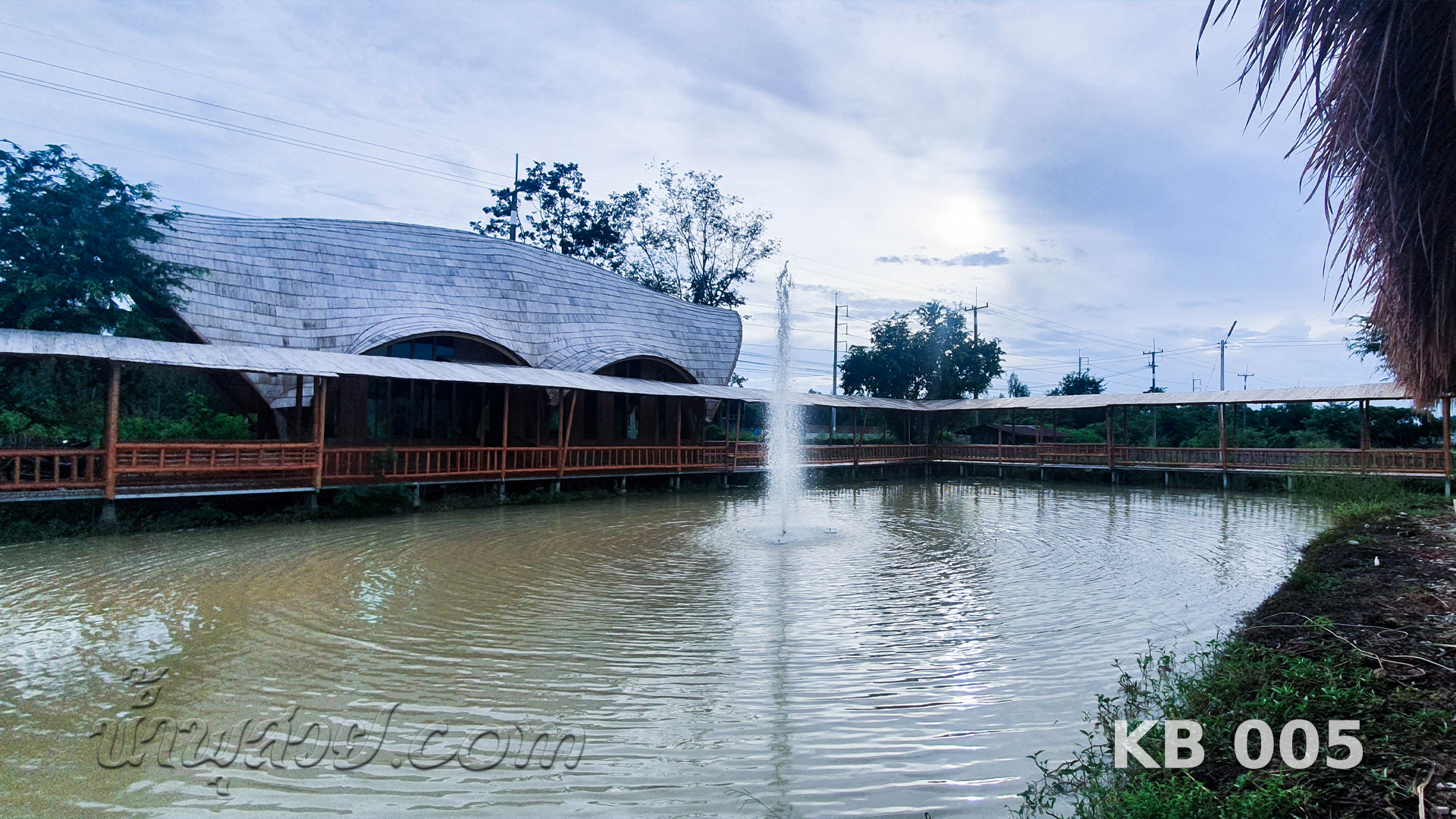 น้ำพุทุ่นลอย ทรงต้นสน ไกรศิระภพบ๊อกซิ่งยิม จ.กาญจนบุรี