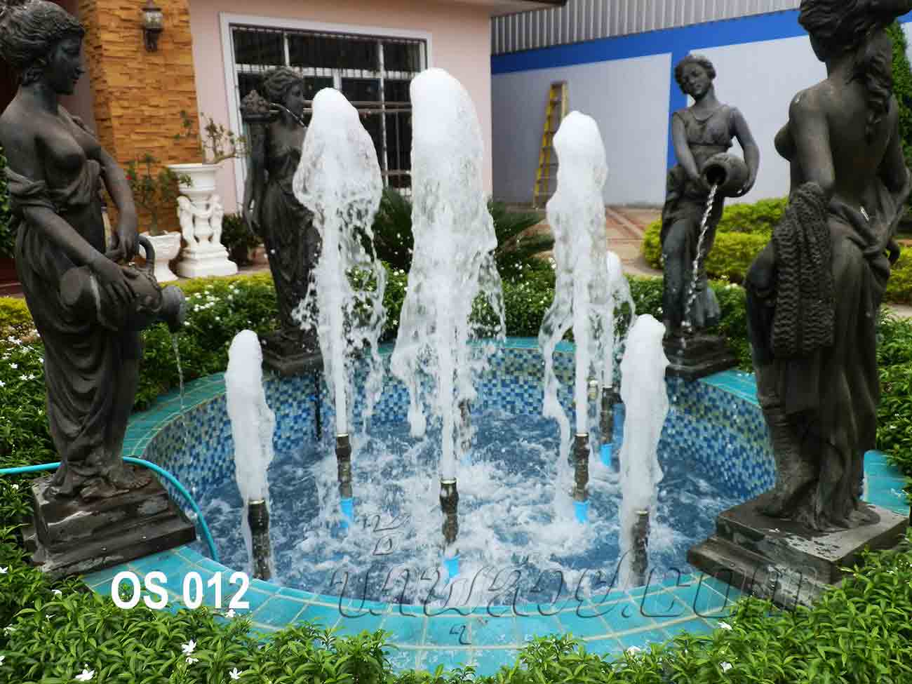 น้ำพุประติมากรรม ผู้หญิง 4 คน ที่บ้านคุณ อร สมุทรสาคร