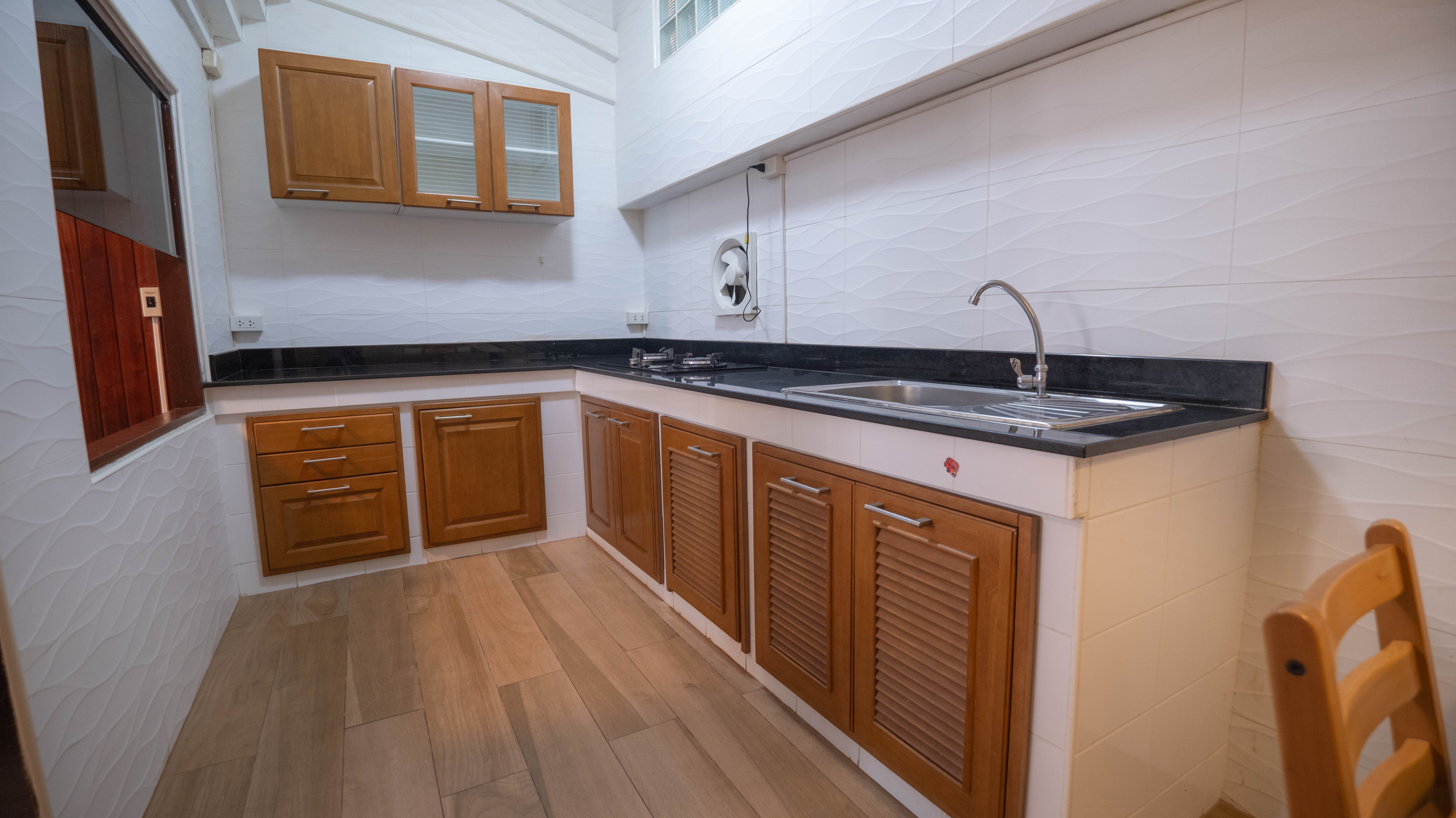 ให้เช่าทาวน์เฮ้าส์ 4 ชั้น ย่านเอกมัย 26 พื้นที่ 24 ตรว. 5 ห้องนอน เช่า 50,000 บ/ด