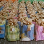 ผ้าห่มสำลี ขนาด 5 ฟุตใส่ถุงผ้าไหมไทยพร้อมโบว์