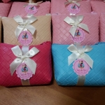 กระเป๋า PVC ลายสานพร้อมโบว์ป้ายชื่อ