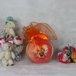 ตลับโลหะแบนทรงกลมคละลายใส่ถุงผ้าพร้อมป้าย