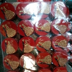 กล่องกลมลายบ่าวสาวปั๊มนูนสีแดง