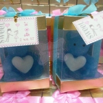 เทียนหมีกอดหัวใจสีฟ้าแพคกล่องทองพร้อมโบว์และป้าย