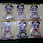 เปิดขวดบ่าวสาวจุ๊บกันยืนบนเค้ก