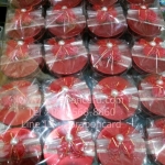 กล่องเหล็กกลมพร้อมดอกไม้สีแดง