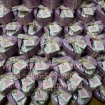 กล่องเหล็กหัวใจสีชมพูพร้อมโบว์และป้ายชื่อ