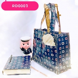 พื้นกรม ลายสมอเรือ : 1.ปกผ้าเคลือบกันน้ำ ขนาด 8" 2.กระเป๋าผ้าเคลือบกันน้ำ ใส่เอกสาร (A5)